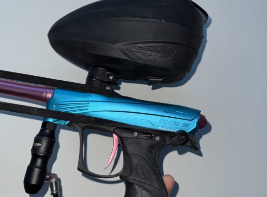 Dye Rize CZR Paintball Markierer – Teal Pink 